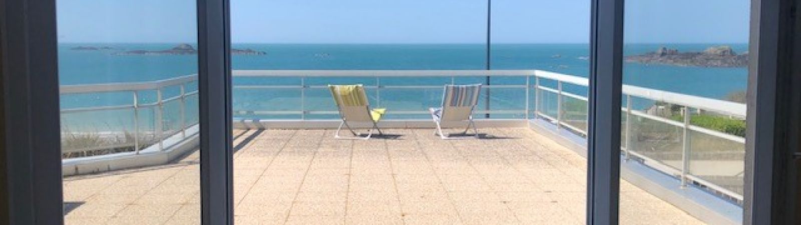 photo 1: Appartement offrant une splendide vue panoramique sur la mer