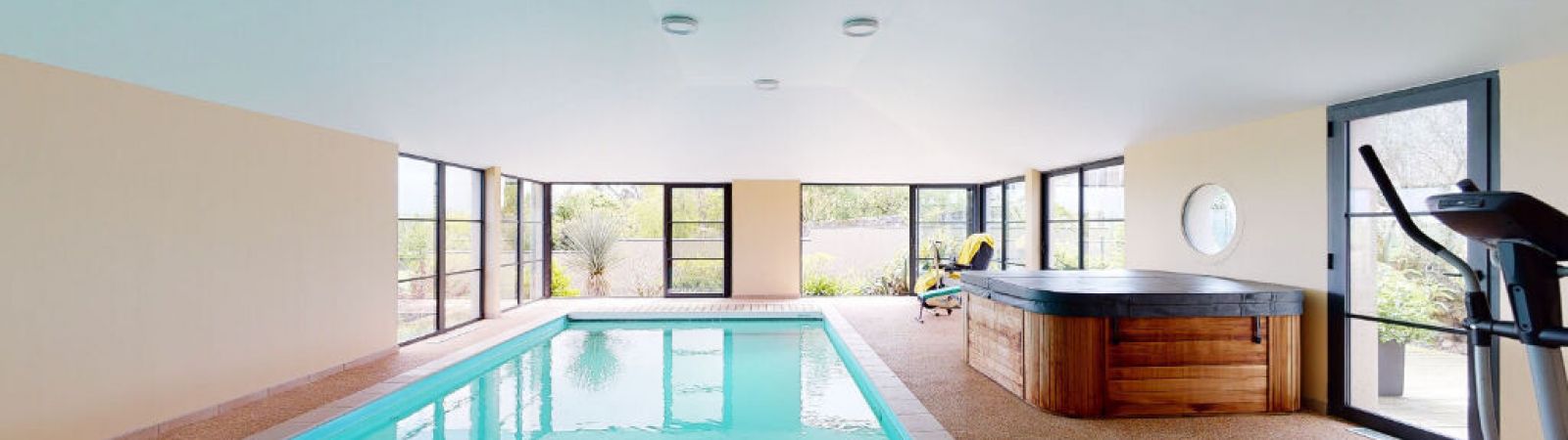 photo 2: Maison d’architecte avec piscine intérieure et jardin à Saint-Vincent 7 pièce(s)