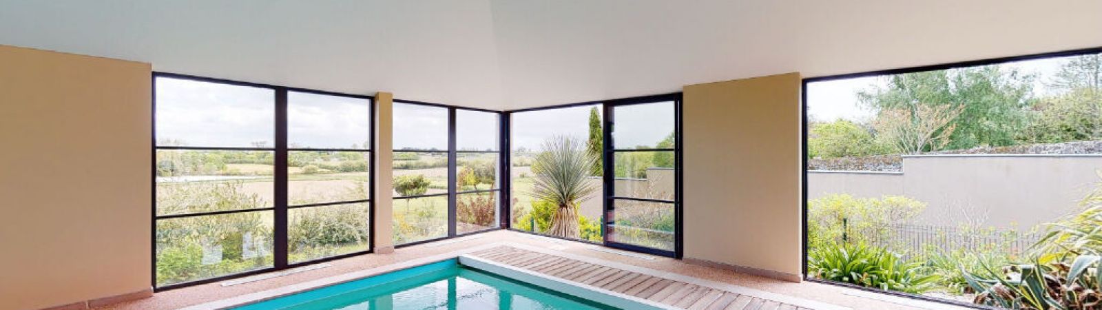 photo 3: Maison d’architecte avec piscine intérieure et jardin à Saint-Vincent 7 pièce(s)